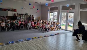 dzielnicowa rozmawia z dziećmi