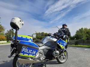 policjant i motocykl