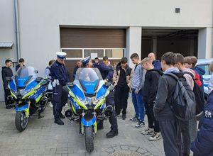 uczniowie z policjantami