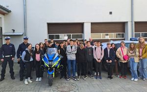 pamiątkowe zdjęcie policjantów i uczniów