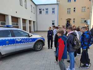 uczniowie oglądają radiowóz policyjny