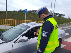 policjant bada trzeźwość kierującego