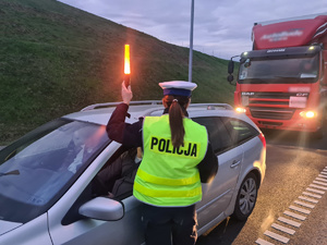 policjantka bada trzeźwość kierującego
