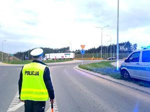 policjant podczas badanie trzeźwości kierujących