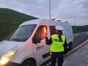 policjantka bada trzeźwość kierującego