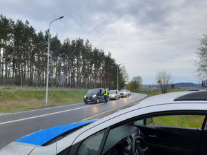 policjant bada trzeźwość kierujących
