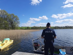 policjant stojący na pomoście