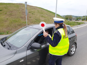 policjanta kontroluje kierowcę