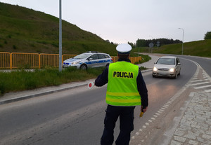 policjant kontroluje kierowcę