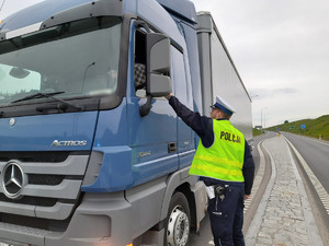 policjant kontroluje kierowcę