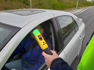 policjant kontroluje kierowcę