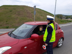 policjantka kontroluje kierowcę
