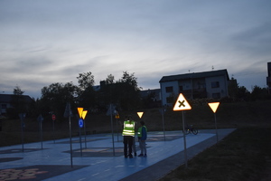 policjantka z dziećmi na placu miasteczka rowerowego