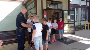 dzielnicowy rozdaje karty rowerowe