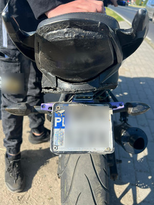 motorower z zamalowanymi lampami