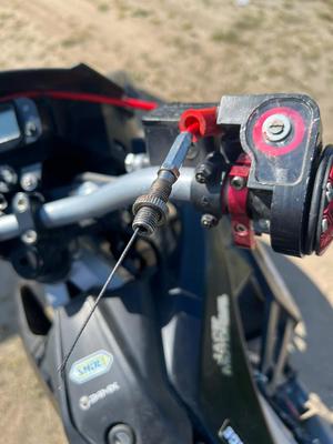 motorower z zarwaną linką