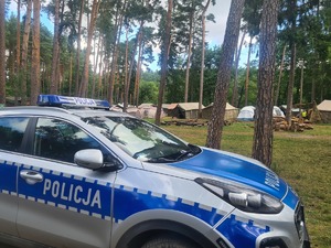 radiowóz zaparkowany w Harcerskiej Bazie Obozowej w Gaju