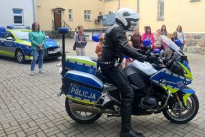 dzieci na placu kpp z radiowozem i motocyklem