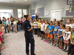policjantka na spotkaniu z dziećmi