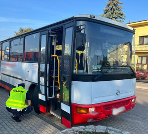 policjant kontroluje autobus