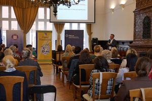 sala z uczestnikami konferencji