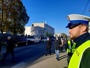 policjant przy cmentarzu