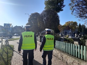policjanci przy cmentarzu