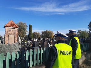 policjanci przy cmentarzu