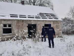 policjanci kontrolują pustostany