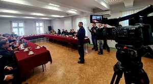 komendant przedstawia wyniki pracy policjantów