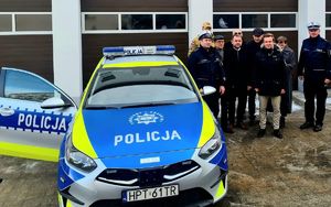 pamiątkowe zdjęcie przy radiowozie