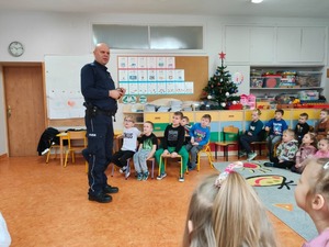 policjant rozmawia z dziećmi na temat Bezpiecznych Ferii