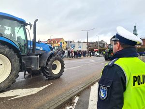 policjant zabezpieczający protest rolników
