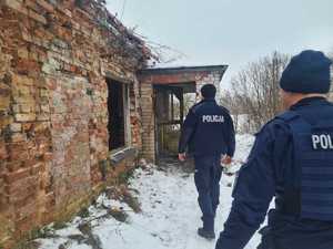 policjanci kontrolują miejsca przebywania bezdomnych